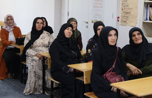 Iğdır kırsalındaki kadınlar okuma yazma ve Kur'an öğreniyor