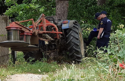 Kayısı üreticisinin feci sonu! Hasat yaparken traktörün altında kaldı