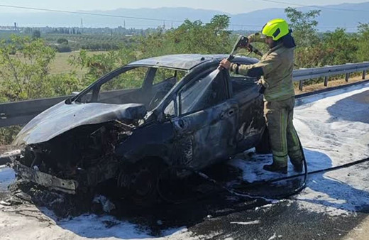 İstanbul-İzmir Otoyolunda seyir halindeki otomobil yandı!