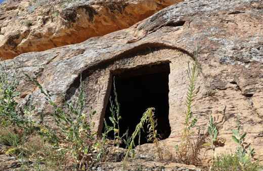 Asırlık oyuk merak uyandırdı! Kimin yaptığı bilinmeyen gizemli oyuk definecilerin uğrak noktası oldu