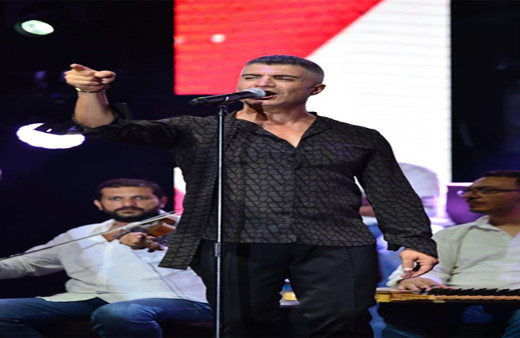 Özcan Deniz'den usta sanatçıya sahnede jest! Şarkılarını seslendirip doğum gününü kutladı