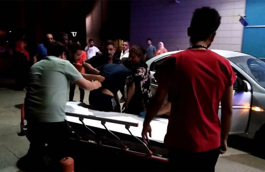 Komşuların gürültü kavgası kanlı bitti! Bir taraf bıçakla bir taraf silahla saldırdı: 4 kişi yaralandı