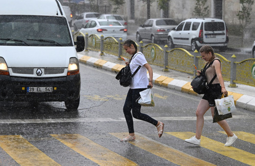 Edirne'de rüzgar ve kuvvetli sağanak etkili oldu
