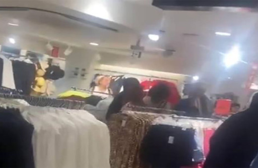 Kabin sırası kavgaya dönüştü! Kadınlar birbirine girdi