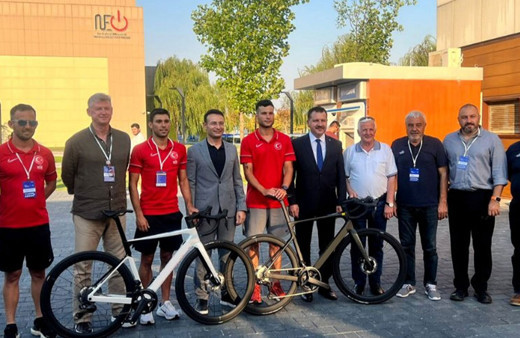 Bisikletleri kırılan milli triatlonculara yeni bisiklet verildi!