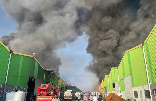 Adana'da geri dönüşüm tesisinde büyük yangın