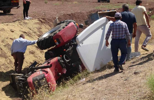 Arpa ve buğdayları satmaya giderken traktörün altında can verdi