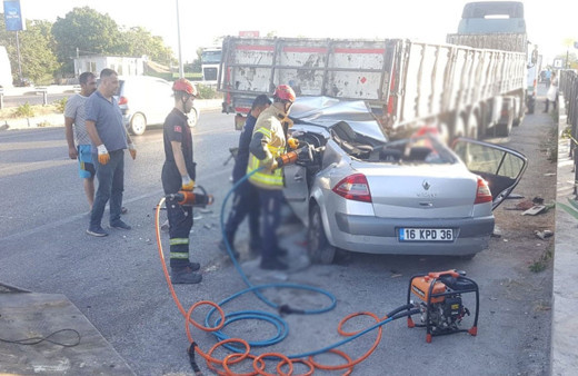 Bursa'da otomobil park halindeki TIR'a çarptı! 4 kişi hayatını kaybetti