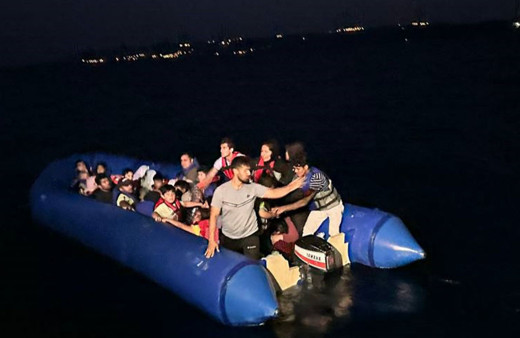 Yunanistan'ın ölüme terk ettiği 37 düzensiz göçmen kurtarıldı