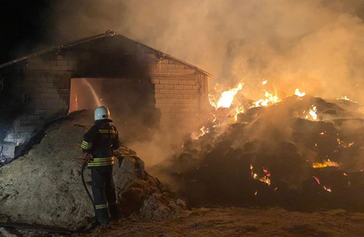 Erzincan'da 100 ton saman bulunan depo yandı!