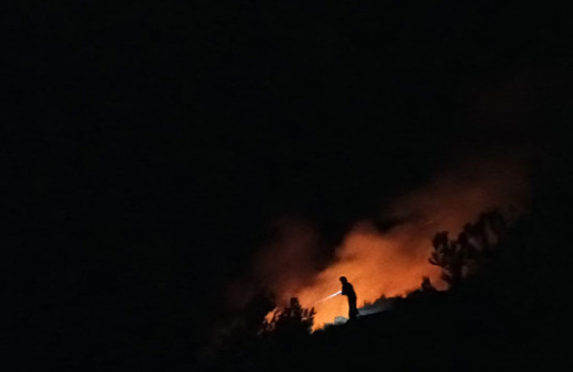 Elazığ’da korkutan çatı yangını, itfaiye müdahale etti
