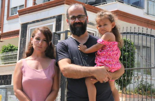 Ev sahibinden imzalı kira kontratı beklerlerken, haciz şoku yaşadılar