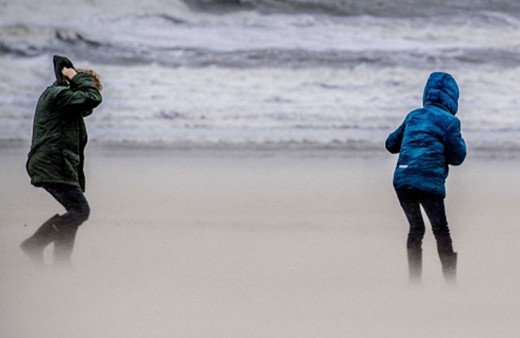 Kuzey Avrupa'da etkili olan fırtınalar, birçok ülkede ulaşımı aksattı