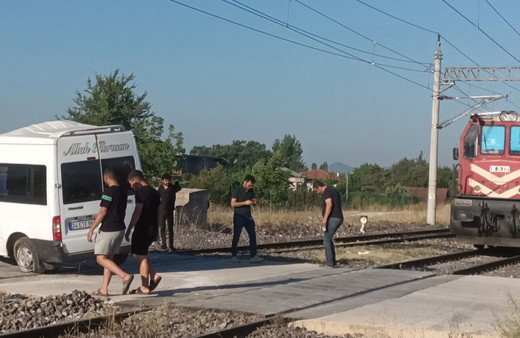 Sakarya'da hemzemin geçit kazası! Yük treni minibüse çarptı!
