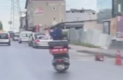 Herkesin canını hiçe saydı! Patlak lastikle yol gitti, sipariş teslim etti