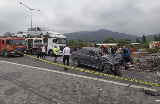 Devrilen tıra otomobil çarptı: 1 ölü