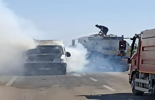 Konya'da saman balyası yüklü minibüs alev aldı! Alevler arazideki samanları yaktı