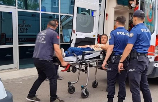 Adliye önünde kendini ateşe verdi