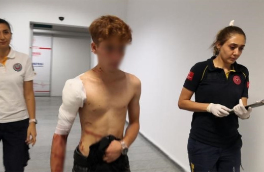 17 yaşındaki çocuğa 3 kişi bıçakla saldırdı! 'Omuz attın' dedi, omzunu bıçakladı