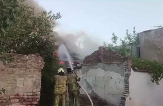 İzmir'de terk edilmiş ev faciaya neden oldu! Evde çıkan yangın mahalleyi yaktı