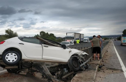 Bursa'da feci kaza! Kontrolden çıkan araç refüje daldı, demir korkuluklar araca saplandı