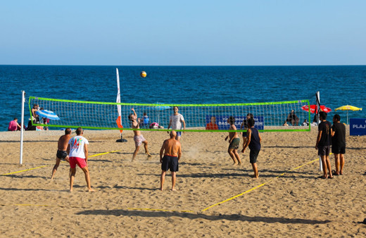 Antalya'da Konyaaltı Sahili'ne yapılan plaj voleybolu sahaları hizmete girdi!