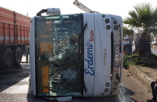 Manisa'da işçi servisi devrildi: 20 işçi yaralandı