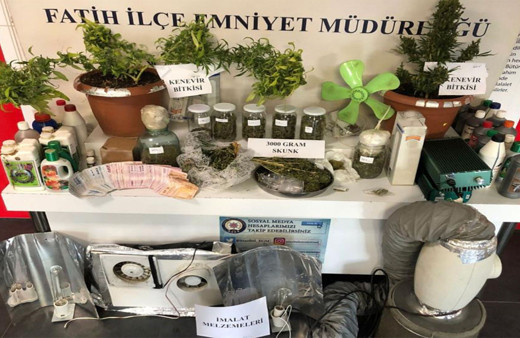 Fatih'te uyuşturucu ticareti yapılan eve polis baskını! 1 kişi tutuklandı