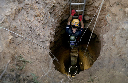 Çaktırmamak için sabah kamp yapmışlar! Altın ararken girdiği çukur sonu oldu