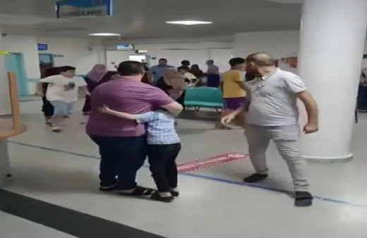 Alacak verecekliler kimseyi umursamadı! Hastanede silahlarını çıkartıp kavga ettiler