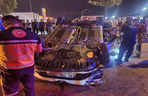 Trafikte makas atma sevdası faciaya dönüştü! 3 otomobil birbirine girdi, takla attı: 5 kişi yaralandı