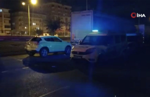 Polisin 'dur' ikazına uymayıp kaçmaya çalıştılar! Cipteki tabancayı çimlere fırlattılar