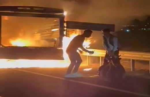 Görenler şaşkına döndü! Kamyonet cayır cayır yandı inekler istifini bozmadan oturdu