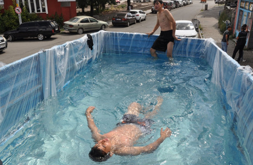 Kars'ta kamyonet kasasında "mobil havuz" keyfi!