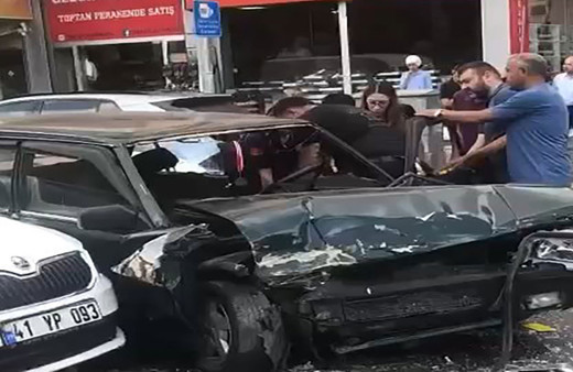 Gebze'de feci kaza! 4 otomobil zincirleme kaza yaptı: 2 yaralı