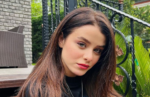 Ünlü oyuncu İlayda Alişan sinirlerine hakim olamadı! Uçağa alınmayınca isyan etti