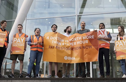 İngiltere'de pratisyen hekimler greve gitti!