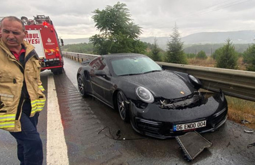 Milyonluk spor araba ile bariyerlere çarptı!