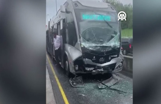Üsküdar'da metrobüs yolcu indiren metrobüse çarptı
