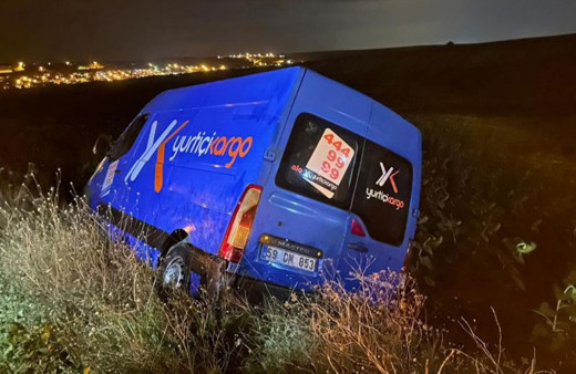 Tekirdağ'da kargo aracı tarlaya uçtu, sürücü kayıplara karıştı!