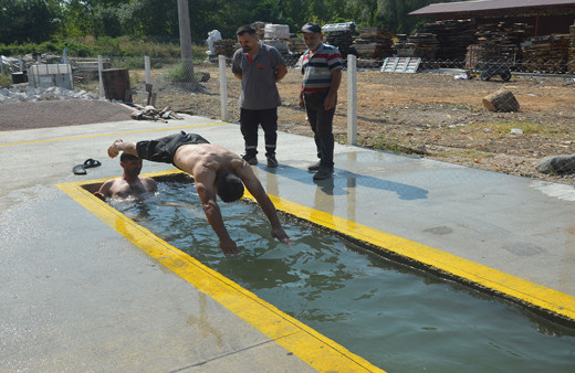 Sıcak havalar sanayi esnafını çıldırttı! Tamir kanalını havuza çevirdiler