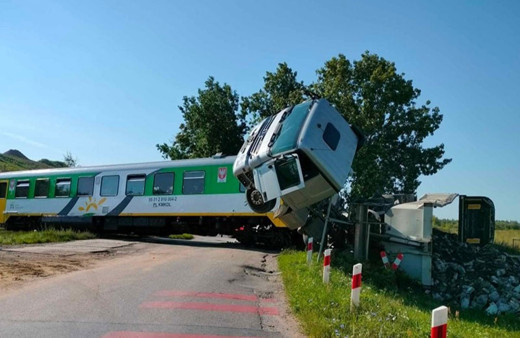 Yolcu treni hemzemin geçitte kamyonla çarpıştı: 22 yaralı