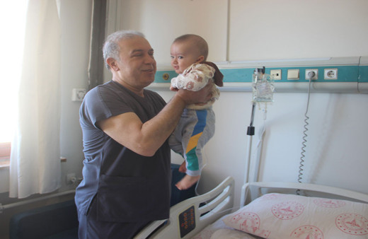 Boğazına çengelli iğne kaçan bebeği ambulans helikopter kurtardı!