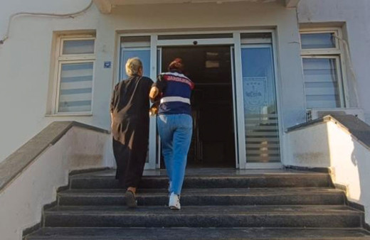 Yasak aşkıyla plan yapıp eşini öldürttü! Eşini otomobile bindirip...