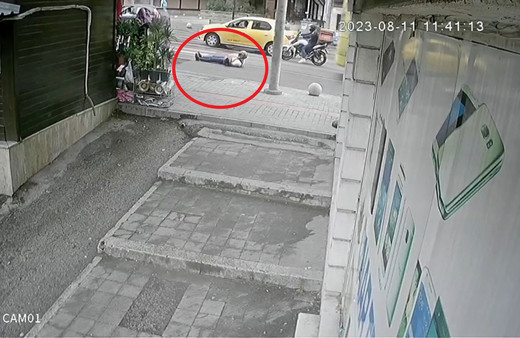 Azrail teğet geçti! Devrilen motosikletin sürücüsü otobüsün altında kalmaktan son anda kurtuldu