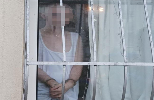 Engelli oğunu ellerinden bağlayıp eve kitledi! Görüntülere yürekler dayanmadı