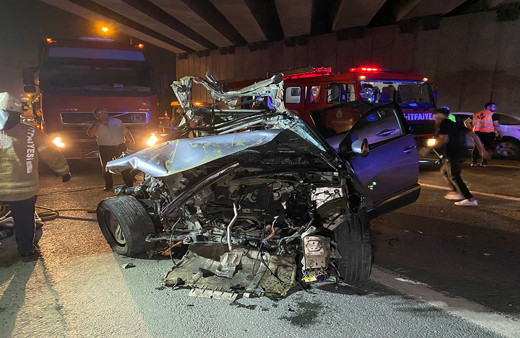 TEM'de makas atan cip dehşeti yaşattı! Tıra çarptı paramparça oldu: 1'i ağır 2 yaralı