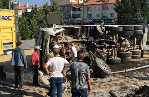 Kayseri'de dehşet anları! Freni patlayan kamyon meydana uçtu