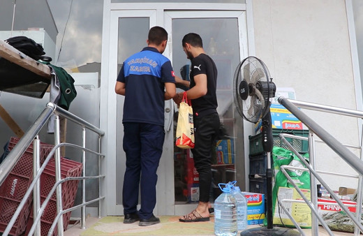 Zabıtalar yabancı uyruklulara geçit vermiyor! Ruhsatsız dükkan mühürlendi