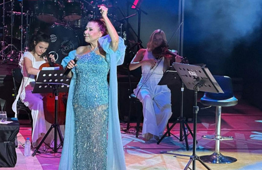 Nilüfer Marmaris'teki konserinde ayakta alkışlandı